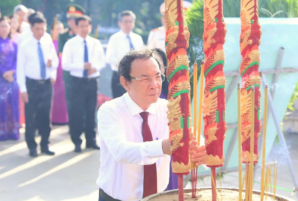 Bí thư thành ủy TP.HCM dâng hương. Ảnh: VÕ THƠ Bí thư thành ủy TP.HCM dâng hương. Ảnh: VÕ THƠ