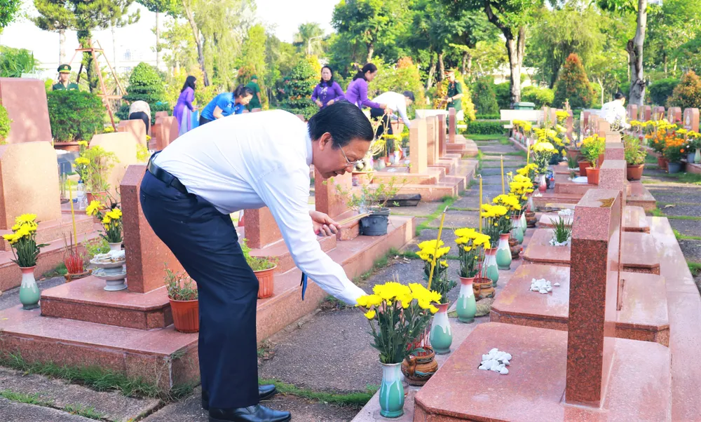 Chủ tịch UBND TP.HCM Phan Văn Mãi thắp hương tại phần mộ của các anh hùng liệt sĩ. Ảnh: VÕ THƠ Chủ tịch UBND TP.HCM Phan Văn Mãi thắp hương tại phần mộ của các anh hùng liệt sĩ. Ảnh: VÕ THƠ