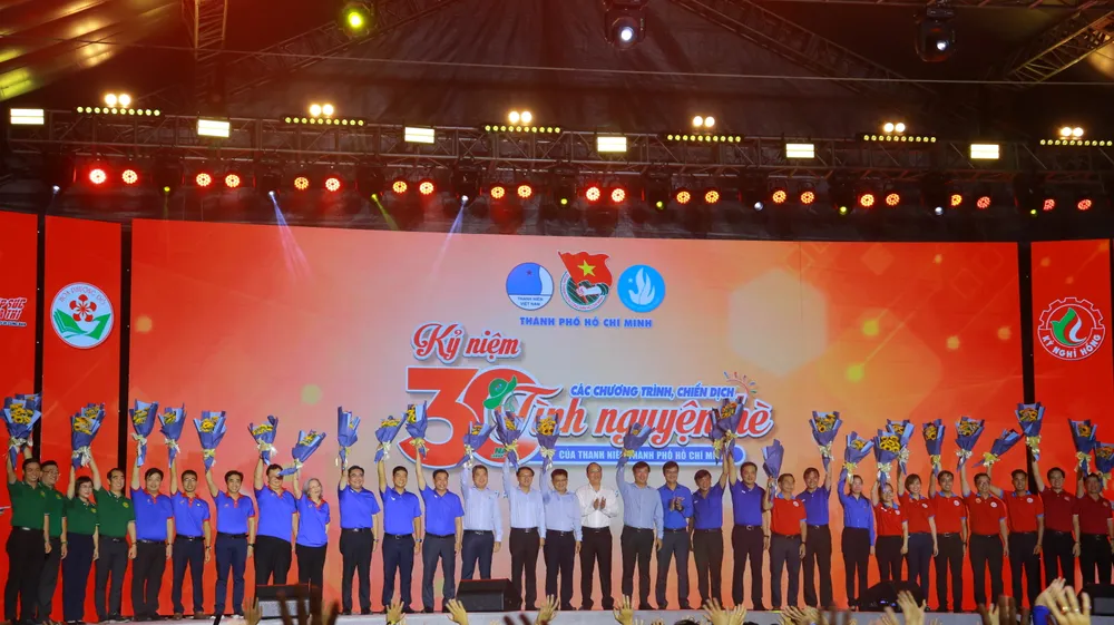 Bí thư thứ nhất Ban Chấp hành Trung ương Đoàn Bùi Quang Huy và Phó Bí thư thành ủy TP.HCM Nguyễn Hồ Hải trao hoa cho Trưởng Ban chỉ đạo các hoạt động hè, chỉ huy chiến dịch tình nguyện qua các thời kỳ. Ảnh: VÕ THƠ