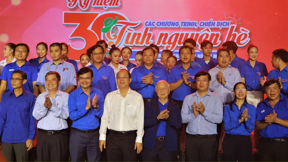 Lãnh đạo, nguyên lãnh đạo TP.HCM, Thành đoàn TP.HCM và các địa phương chụp ảnh kỷ niệm. Ảnh: VÕ THƠ