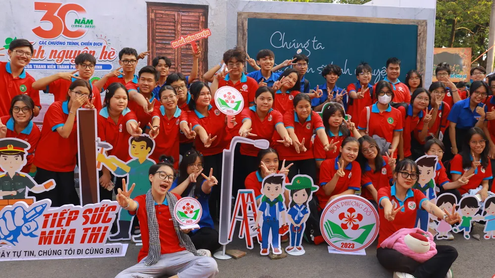 Hơn 1.000 đoàn viên, thanh niên tham dự lễ kỷ niệm. Ảnh: VÕ THƠ