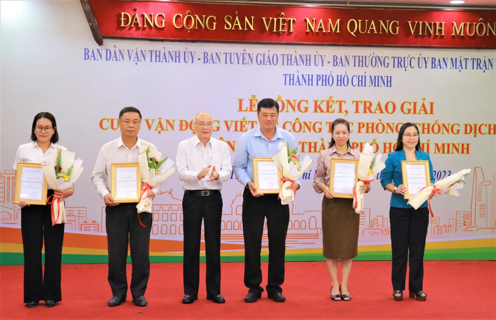 Trưởng ban Tuyên giáo Thành ủy TP.HCM Phan Nguyễn Như Khuê trao giải Nhì cho các tập thể. Ảnh: VÕ THƠ