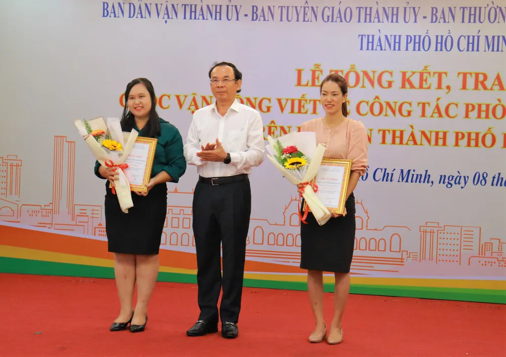 Bí thư Thành ủy TP.HCM Nguyễn Văn Nên trao giải cho hai cá nhân đoạt giải nhất. Ảnh: VÕ THƠ