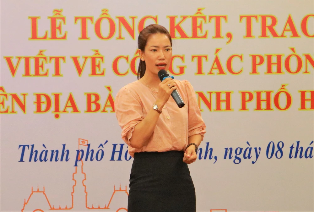 Cô giáo Nguyễn Bích Vàng chia sẻ câu chuyện về người chồng chưa cưới hy sinh khi tham gia chống dịch. Ảnh: VÕ THƠ