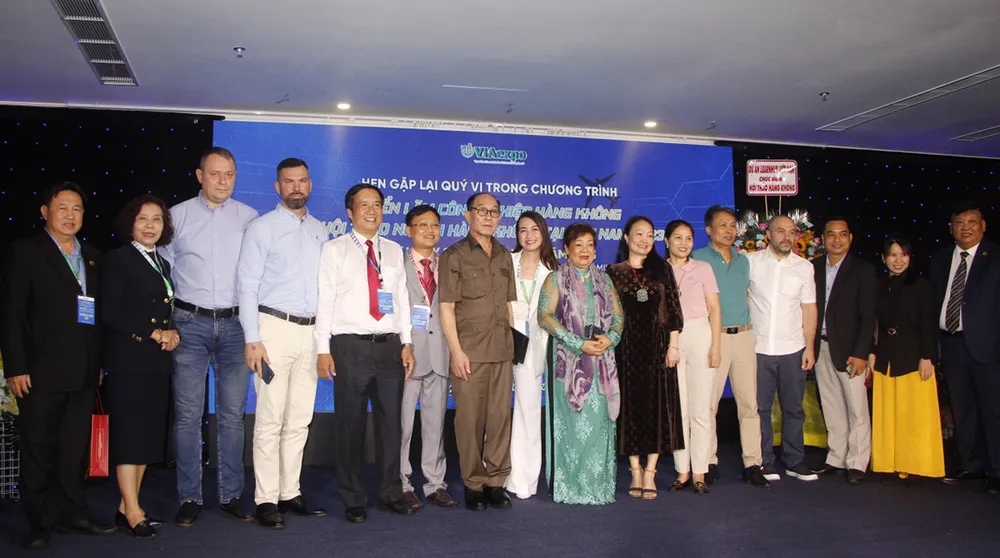 Các GS.TS và nhà khoa học về hàng không chụp hình lưu niệm tại hội thảo.