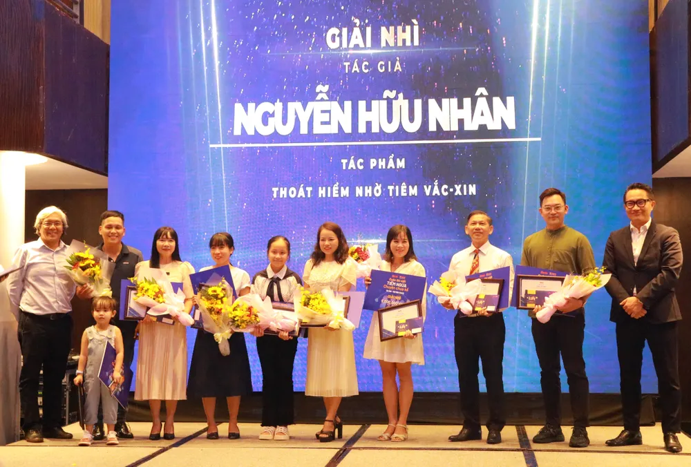 Ban tổ chức trao giải cho các tác giả đoạt giải Nhì. Ảnh: VÕ THƠ Ban tổ chức trao giải cho các tác giả đoạt giải Nhì. Ảnh: VÕ THƠ