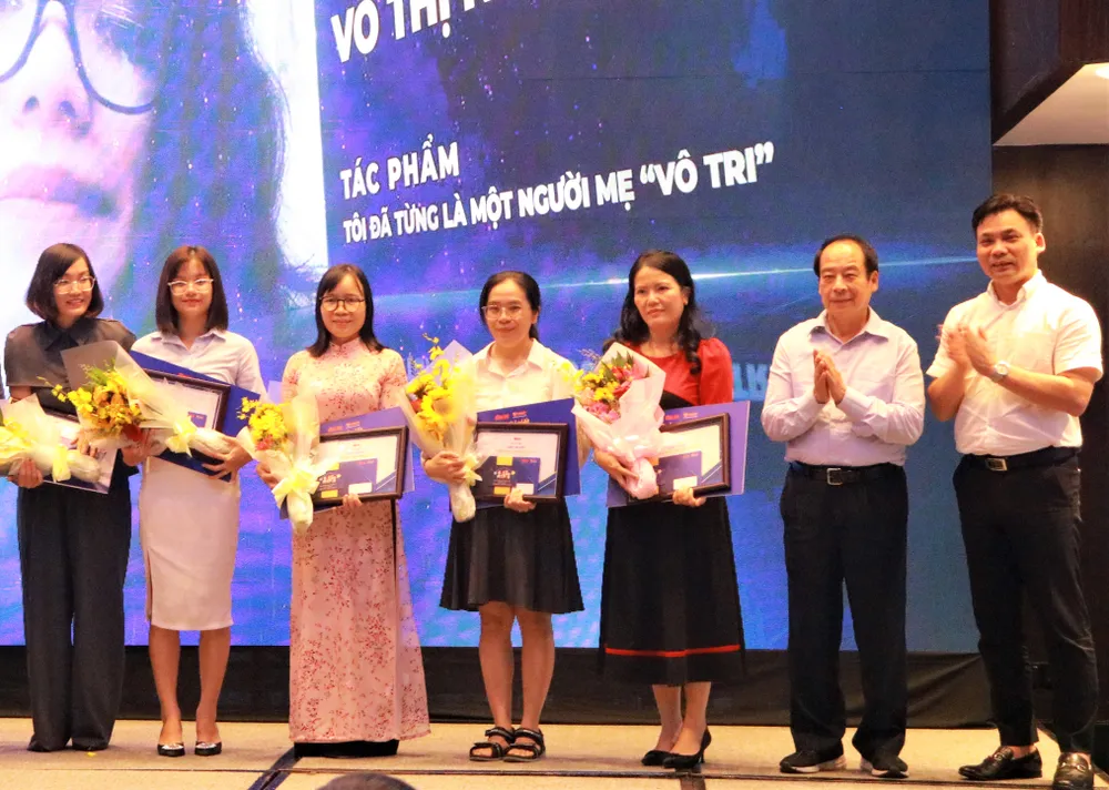 PGS.TS.BS Trần Đắc Phu, Nguyên cục trưởng Cục y tế dự phòng trao giải cho các tác giả đoạt giải Nhất. Ảnh: VÕ THƠ PGS.TS.BS Trần Đắc Phu, Nguyên cục trưởng Cục y tế dự phòng trao giải cho các tác giả đoạt giải Nhất. Ảnh: VÕ THƠ