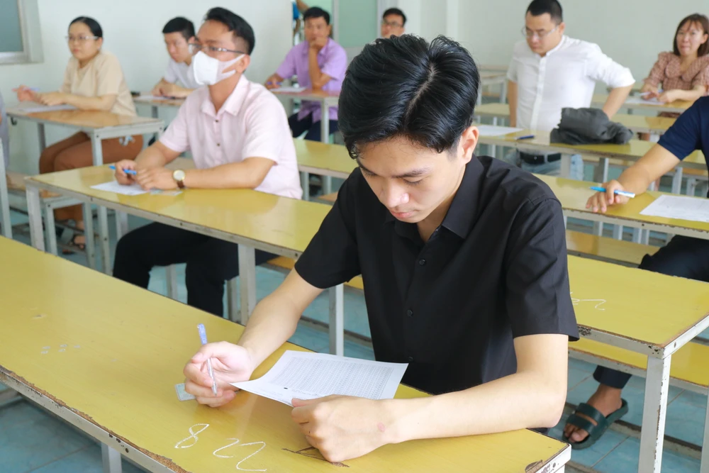 Các thí sinh điền thông tin cá nhân trước khi bắt đầu vòng thi lý thuyết. Ảnh: VÕ THƠ Các thí sinh điền thông tin cá nhân trước khi bắt đầu vòng thi lý thuyết. Ảnh: VÕ THƠ