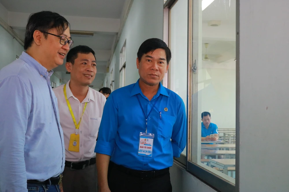 Phó chủ tịch LĐLĐ TP.HCM Phạm Chí Tâm cùng ban tổ chức khảo sát các phòng thi. Ảnh: VÕ THƠ Phó chủ tịch LĐLĐ TP.HCM Phạm Chí Tâm cùng ban tổ chức khảo sát các phòng thi. Ảnh: VÕ THƠ