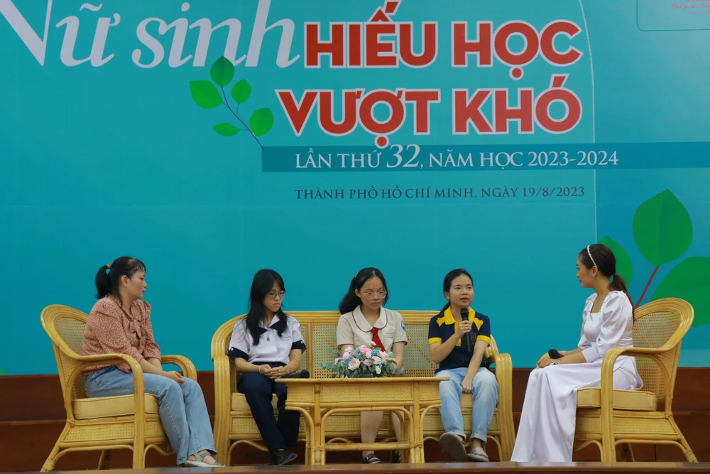 Tân sinh viên Đỗ Thị Nga chia sẻ tại chương trình. Ảnh: VÕ THƠ