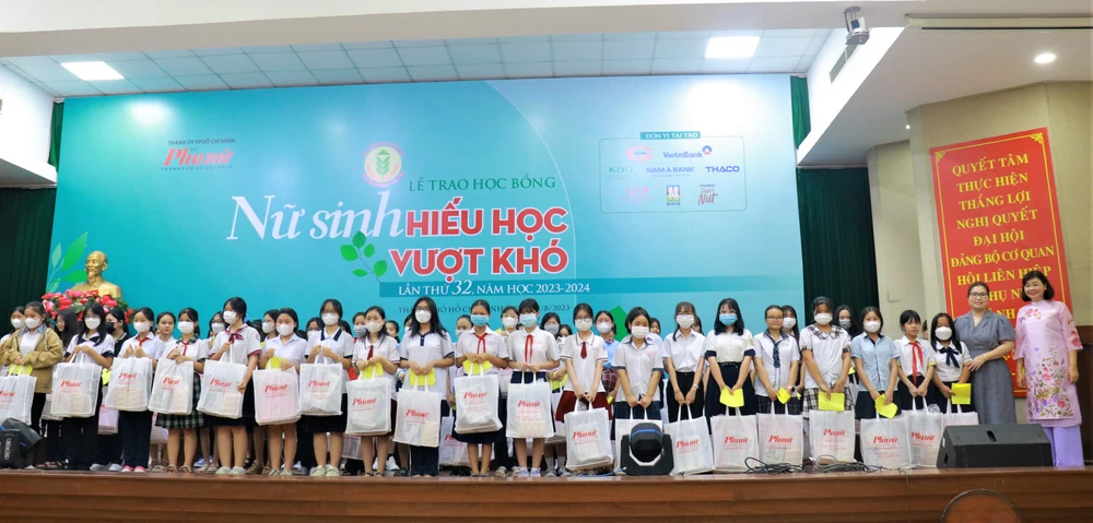 Tổng Biên tập Báo Phụ Nữ Lý Việt Trung (ngoài cùng bên phải) trao tặng học bổng cho các nữ sinh. Ảnh: VÕ THƠ