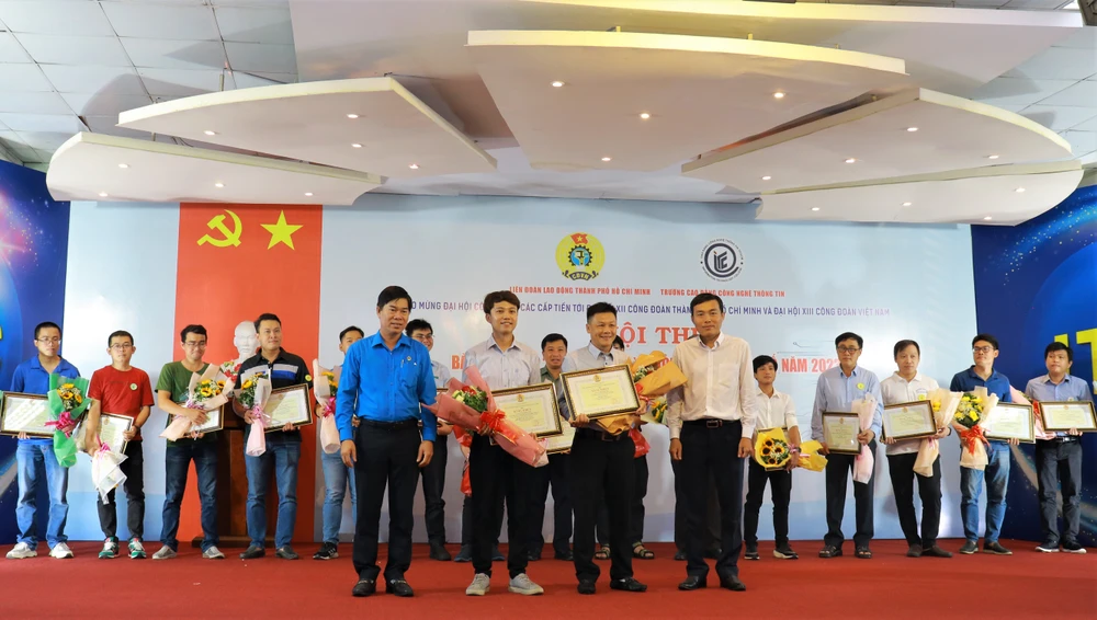 Phó Chủ tịch LĐLĐ TP Phạm Chí Tâm tặng hoa, bằng khen cho giải Nhất và giải Bàn tay vàng. Ảnh: VÕ THƠ Phó Chủ tịch LĐLĐ TP Phạm Chí Tâm tặng hoa, bằng khen cho giải Nhất và giải Bàn tay vàng. Ảnh: VÕ THƠ