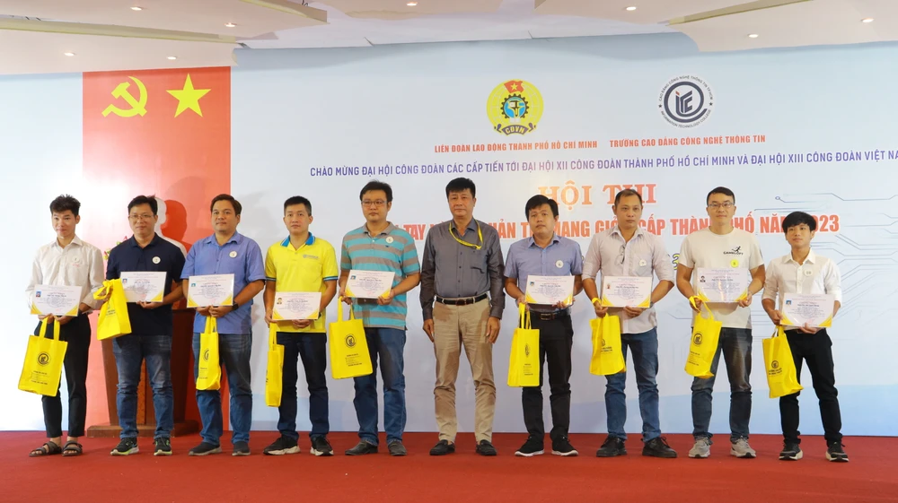 Ông Lê Vũ Hùng, Hiệu trưởng trường Cao đẳng Công nghệ Thông tin TP.HCM trao Giấy chứng nhận cho các thí sinh tham gia Hội thi. Ảnh: VÕ THƠ Ông Lê Vũ Hùng, Hiệu trưởng trường Cao đẳng Công nghệ Thông tin TP.HCM trao Giấy chứng nhận cho các thí sinh tham gia Hội thi. Ảnh: VÕ THƠ