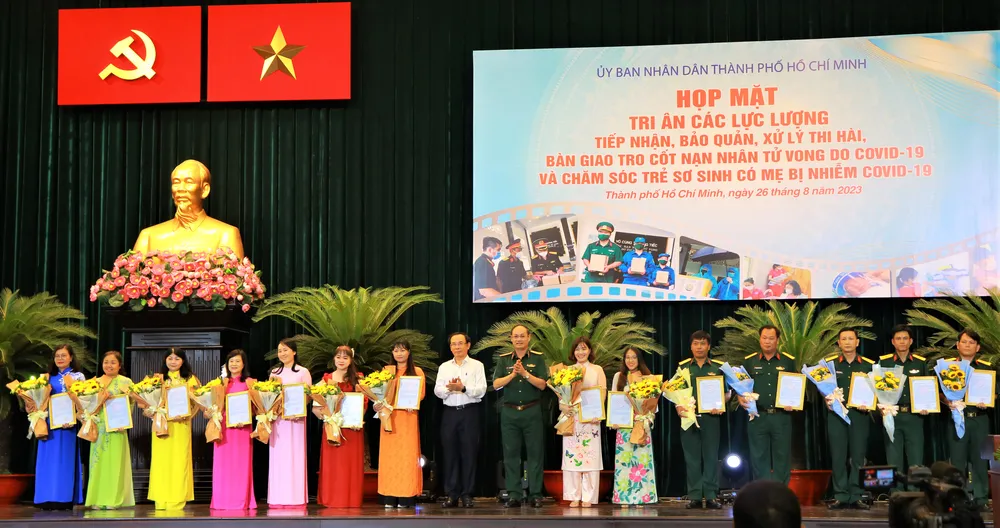 Bí thư Thành ủy TP.HCM trao thư cảm ơn sự nỗ lực, nghĩa cử cao đẹp cho các cán bộ, nhân viên tham gia phòng, chống dịch COVID-19. Ảnh: VÕ THƠ