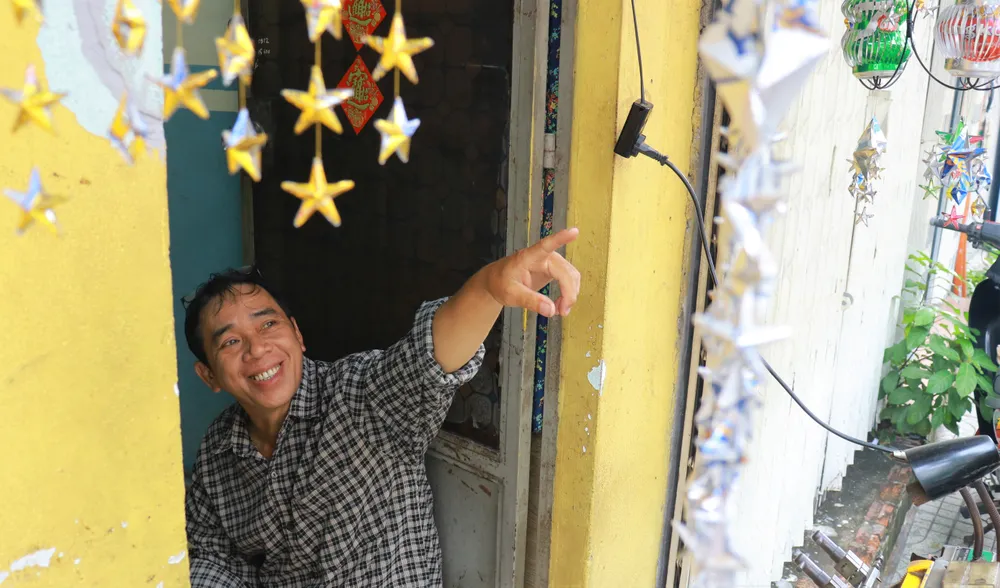 Ngoài làm lồng đèn, ông Tuấn còn tự mày mò, sáng tạo ra nhiều sản phẩm khác từ vỏ lon như quả cầu, những ngôi sao nhỏ. “Làm lồng đèn vừa kiếm thêm thu nhập, vừa giải trí mà quan trọng là có thể tái chế vỏ lon để làm ra sản phẩm trang trí được nên tôi rất vui và có động lực làm”- chú Tuấn cho hay.