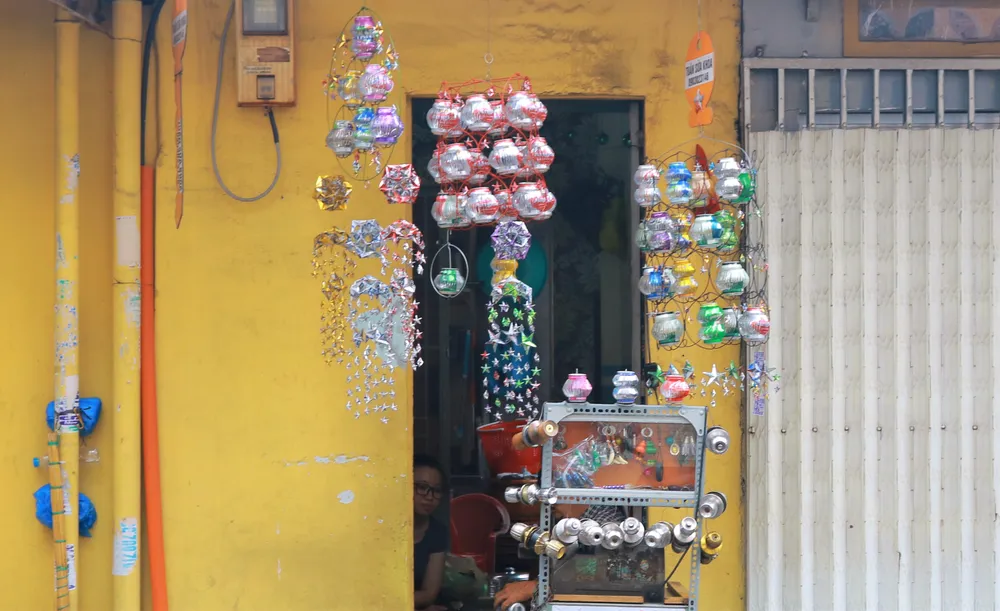 Khách hàng của ông Tuấn đa số là những người yêu thích đồ thủ công. Có cả những người ở Hà Nội, Huế xa xôi cũng ngỏ ý mua nhưng ông không nhận lời vì lồng đèn vận chuyển đi xa sẽ bị móp méo, ảnh hưởng đến chất lượng sản phẩm.