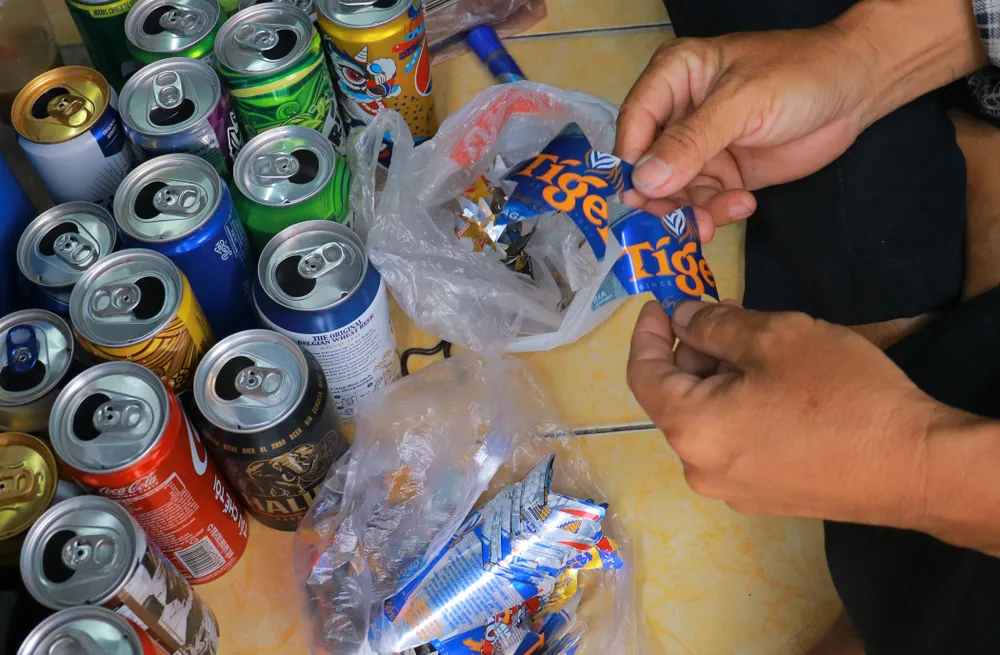 “Ban ngày tranh thủ những lúc không có khách sửa khóa tôi sẽ làm lồng đèn. Tối về mặc dù trễ nhưng phải mang vỏ lon ra vẽ hoặc cắt ngôi sao như một thói quen trước khi đi ngủ”- ông Tuấn chia sẻ.