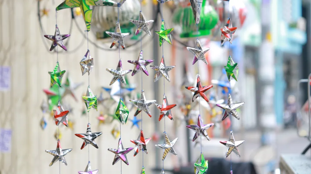 Từ đầu mùa thu đến giờ, ông Tuấn đã làm được tổng cộng gần 300 cái. Hiện tại, ông Tuấn đang làm lồng đèn hoàn toàn bằng thủ công, sắp tới nếu sản phẩm được nhiều người yêu thích, ông dự định sẽ đầu tư thêm máy cắt tự động để tăng năng suất.