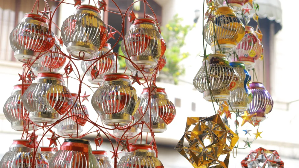 Mỗi cái lồng đèn thường mất khoảng 15-20 phút để làm, một ngày có thể làm được 10 cái. Đối với những vỏ lon nhỏ, cần chi tiết hơn thì tốn hơn 40 phút để hoàn thành. Đặc biệt, một quả cầu bằng ngôi sao phải mất 10 ngày mới xong.