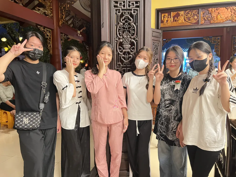 Nhiều bạn Gen Z cùng đi viếng chùa nhân Đại Lễ Vu Lan. Theo thầy Phước Khánh (40 tuổi, người làm việc công quả tại chùa) bất ngờ vì số lượng người trẻ đi chùa cầu bình an đông hơn mọi năm. Thầy cho biết: “Năm nay đám trẻ đi chùa đông lắm, nhưng tôi cũng không bất ngờ vì Phật Pháp luôn chào đón chúng sinh, bất kể ai cũng là con cái nhà Phật”. Ảnh: QUỐC HƯƠNG.
