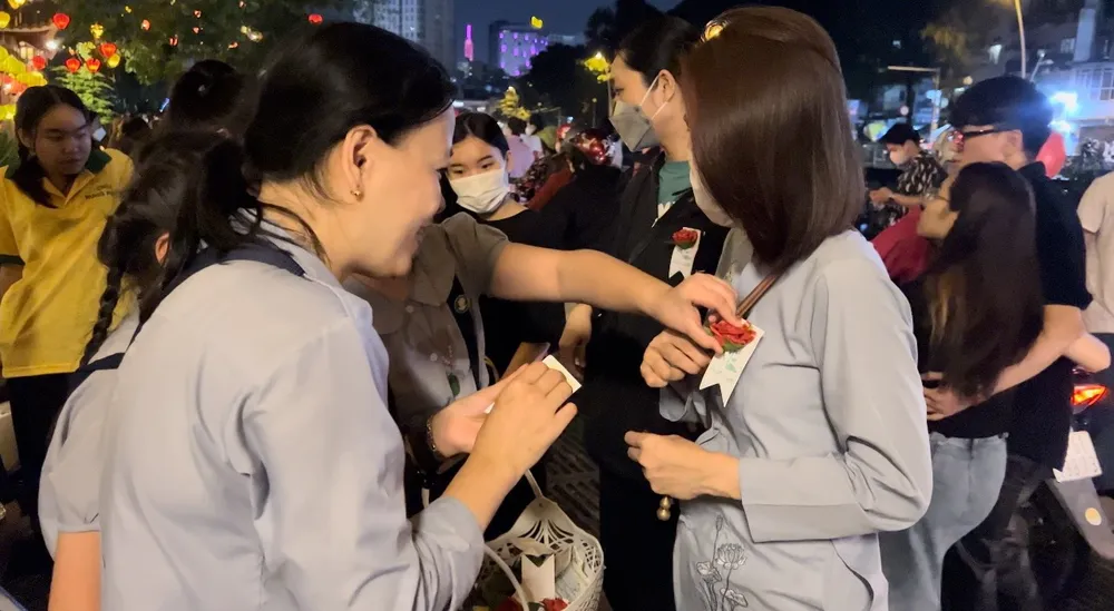 Tại chùa Pháp Hoa dịp này còn có nghi thức bông hồng cài áo để tưởng nhớ những người mẹ đã khuất và vinh danh người mẹ còn tại thế với con cháu. Những người còn mẹ sẽ nhận hoa hồng đỏ; mẹ đã yên giấc ngủ vĩnh hằng sẽ được cài hoa hồng trắng. Ảnh: QUỐC HƯƠNG.