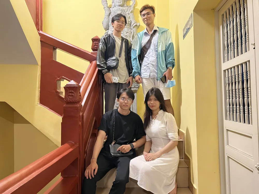 Hành hương vào dịp này có sự góp mặt khá đông của các bạn Gen Z, tuổi đời còn rất trẻ. Bạn Nguyễn Văn Hiếu (phía trên, bên trái - 19 tuổi, ngụ quận Bình Tân, TP.HCM) chia sẻ: “Tụi em đi chùa nhân ngày Vu Lan mong muốn cầu mong sức khoẻ cho cha mẹ...”. Ảnh: QUỐC HƯƠNG.