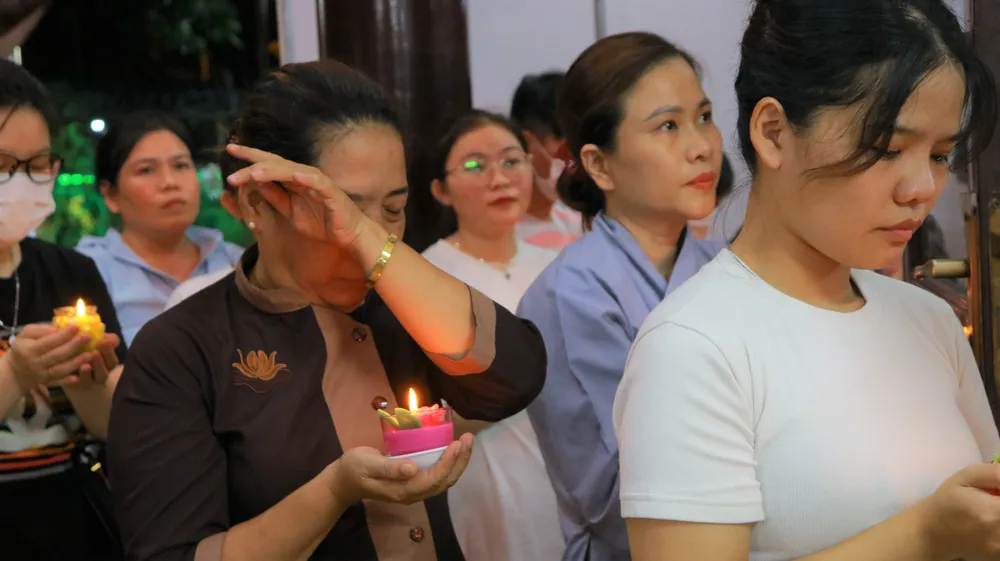 Những giọt nước mắt rơi trong lễ Vu lan báo hiếu. Ảnh: VÕ THƠ