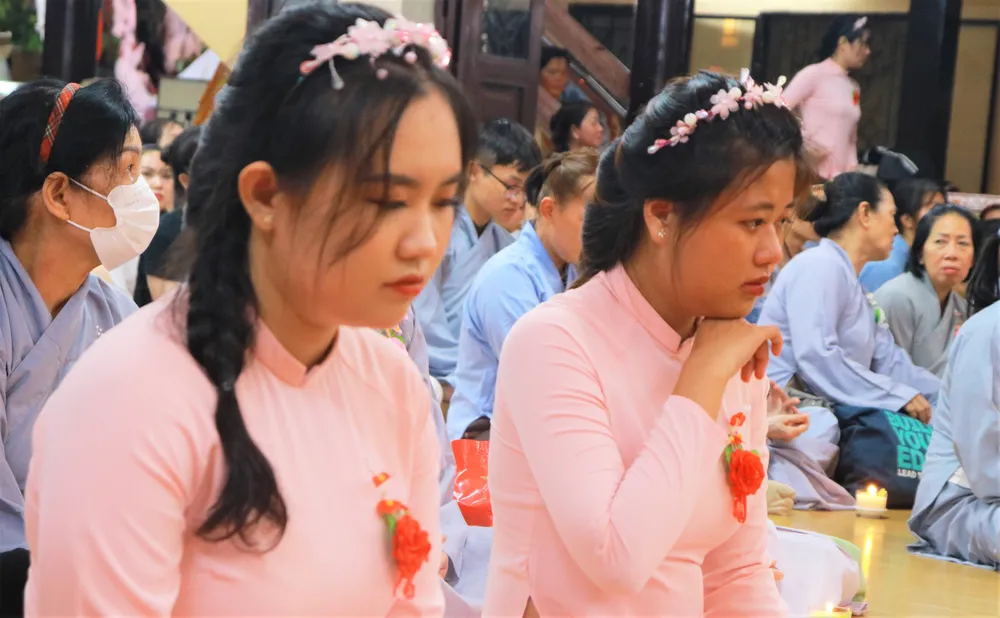 Mỗi dịp lễ Vu Lan về là dịp nhắc nhở mỗi người về lòng hiếu thảo, công ơn của cha mẹ. Ảnh: VÕ THƠ