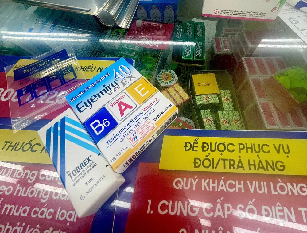 Nhiều người dân đổ xô tìm thuốc nhỏ mắt Tobrex trị đau mắt đỏ khiến nhiều nơi cháy hàng. Ảnh: VÕ THƠ Nhiều người dân đổ xô tìm thuốc nhỏ mắt Tobrex trị đau mắt đỏ khiến nhiều nơi cháy hàng. Ảnh: VÕ THƠ
