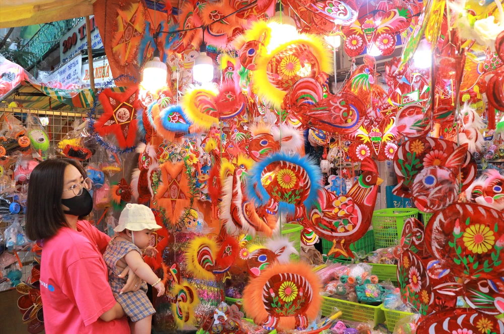 Năm nay, các sản phẩm trang trí đa dạng chủng loại, sắc màu như đèn lồng, đầu lân, các món đồ chơi trung thu truyền thống... được các tiểu thương ưu ái trưng bày ngay mặt tiền.