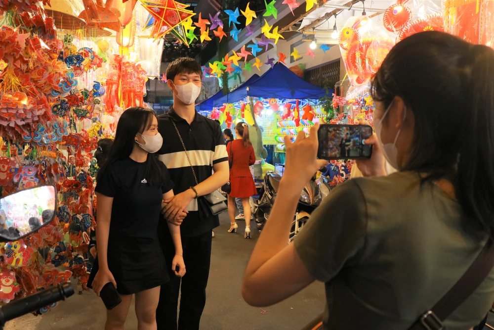 Con đường được nhuộm một màu đỏ tươi, lung linh sắc màu tạo nên không gian ấm áp, lãng mạn. Đây cũng là điểm đến lý tưởng cho các cặp đôi để lưu giữ những kỷ niệm đẹp.