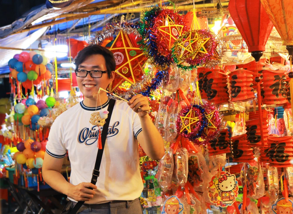 Mỗi dịp Trung thu về, những cửa hàng lồng đèn rực rỡ không chỉ thu hút trẻ em mà còn là điểm đến lý tưởng của những du khách thập phương và người dân tại TP.