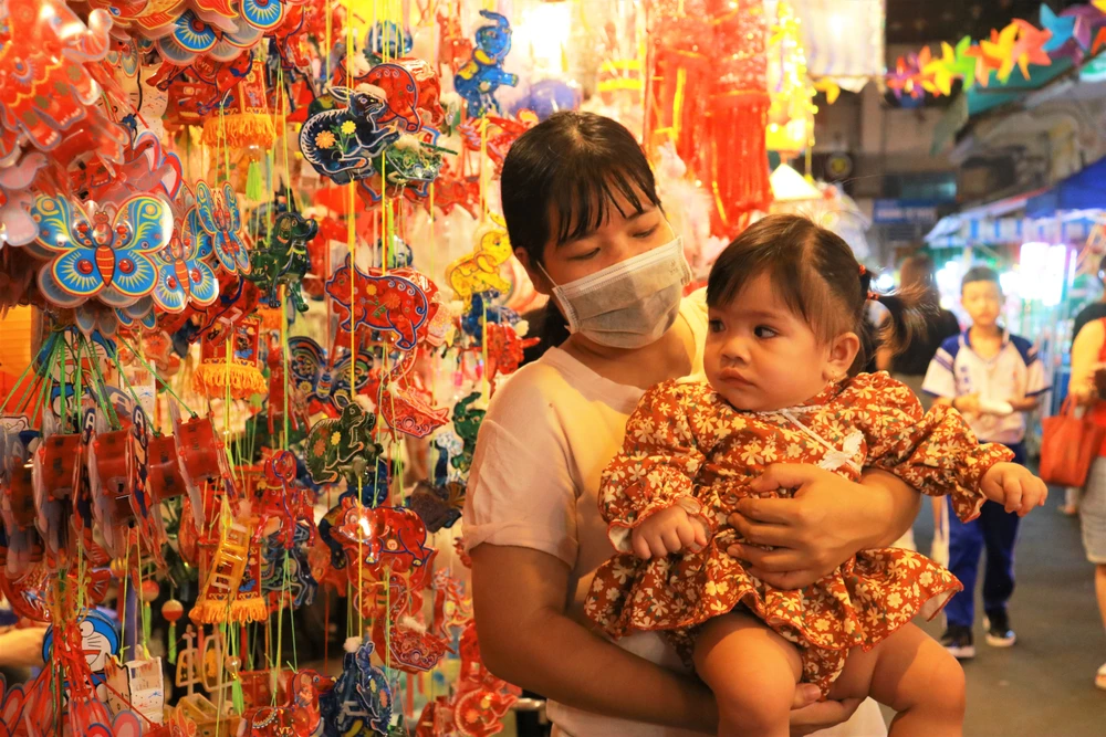 Chị Thanh Hà (ngụ quận 10) chia sẻ năm nào khi gần đến Tết trung thu vợ chồng chị cũng đưa các con ra phố đèn lồng để vui chơi. "Các bé rất thích ngắm đèn lồng nên tôi tranh thủ đi sớm để các con vui chơi, sợ đi trễ lại đông đúc"-chị Hà cười nói.