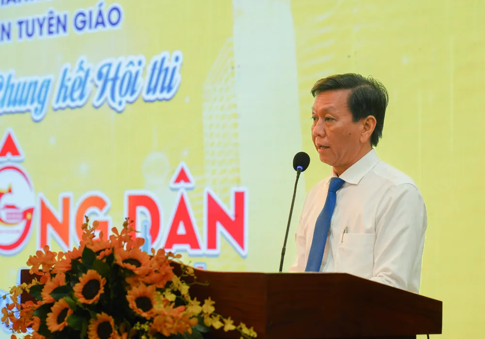 Phó Trưởng ban Tuyên giáo Thành ủy TP.HCM Nguyễn Thọ Truyền phát biểu khích lệ các đội thi trước khi bước vào vòng chung kết. Ảnh: MINH HOÀNG Hoi-thi-cong-dan-Thanh-pho-voi-hanh-trinh-van-hoa-TP.HCM-nam-2023-a1.jpg