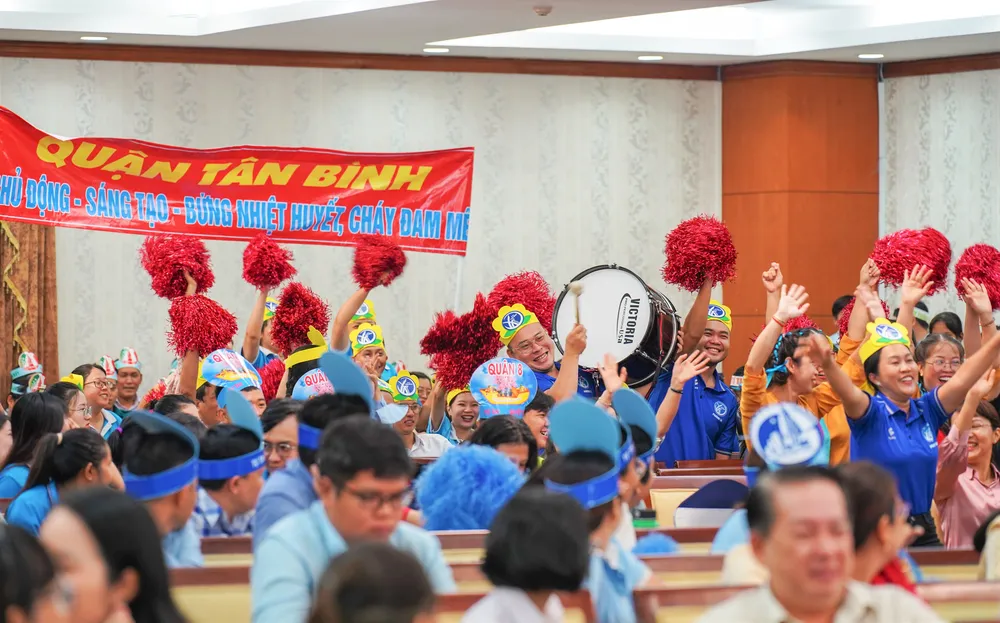Phần cổ vũ sôi nổi đến từ cổ động viên của các đội thi. Ảnh: MINH HOÀNG Hoi-thi-cong-dan-Thanh-pho-voi-hanh-trinh-van-hoa-TP.HCM-nam-2023-a3.jpg