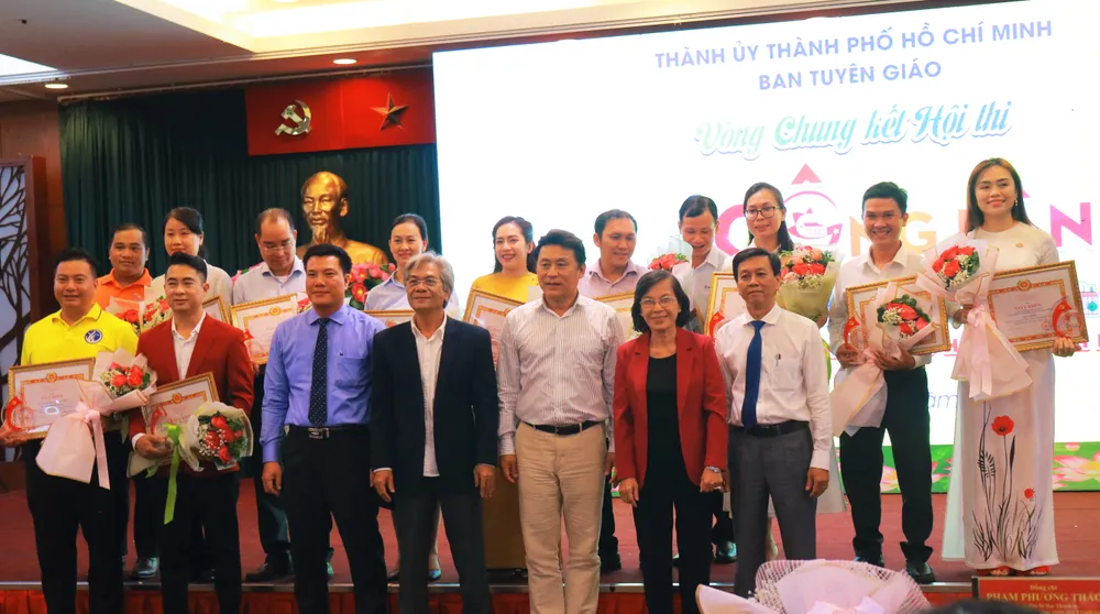Đại diện các đội thi chụp ảnh lưu niệm cùng Ban tổ chức. Ảnh: VÕ THƠ Hoi-thi-cong-dan-Thanh-pho-voi-hanh-trinh-van-hoa-TP.HCM-nam-2023-a6.JPG