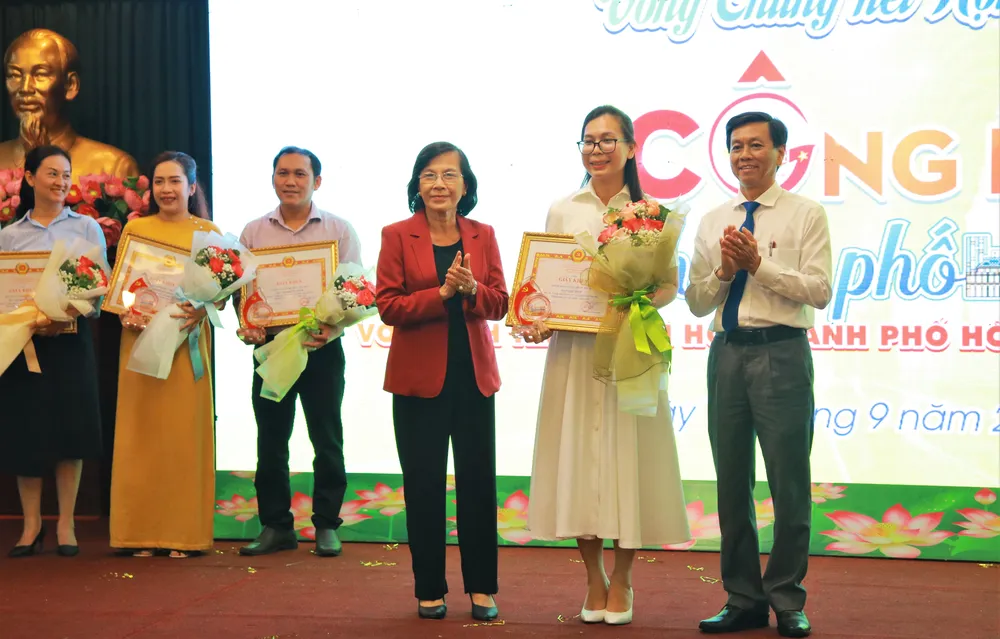 Nguyên Phó Bí thư Thành ủy TP.HCM Phạm Phương Thảo và Phó Trưởng ban Tuyên giáo Thành ủy TP.HCM Nguyễn Thọ Truyền trao giải Nhất cho Ban Tuyên giáo Thành ủy Thủ Đức. Ảnh: VÕ THƠ Hoi-thi-cong-dan-Thanh-pho-voi-hanh-trinh-van-hoa-TP.HCM-nam-2023-a7.JPG