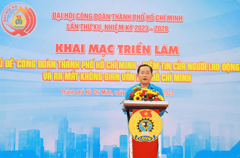 Phó Chủ tịch LĐLĐ TP.HCM Phùng Thái Quang phát biểu khai mạc triển lãm. Ảnh: VÕ THƠ trien-lam-cong-doan-vien-chuc-a3.JPG