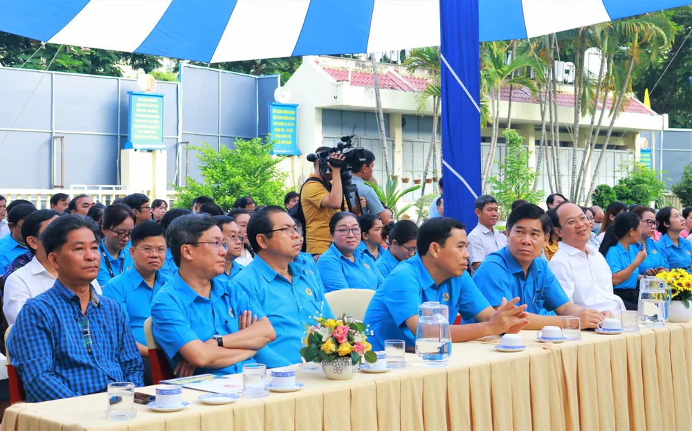 Các đại biểu tham dự lễ khai mạc. Ảnh: VÕ THƠ trien-lam-cong-doan-vien-chuc-a4.JPG