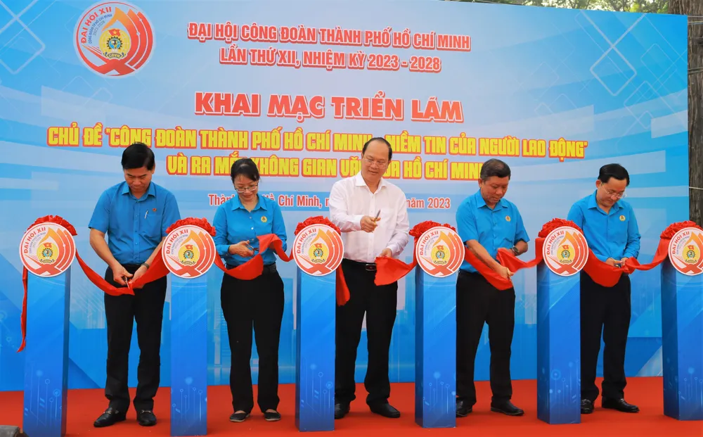 Các đại biểu cắt băng khai mạc Khai mạc triển lãm Đại hội Công đoàn TP.HCM lần thứ XII, nhiệm kỳ 2023-2028 và ra mắt Không gian văn hóa Hồ Chí Minh.Ảnh: VÕ THƠ trien-lam-cong-doan-vien-chuc-a5.JPG