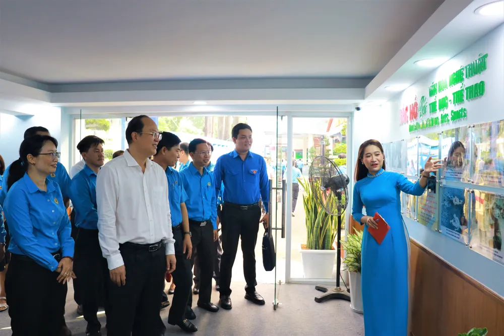 Các đại biểu tham quan Không gian Không gian văn hóa Hồ Chí Minh tại Cung Văn hóa Lao động TP.HCM. Ảnh: VÕ THƠ trien-lam-cong-doan-vien-chuc-a6.JPG