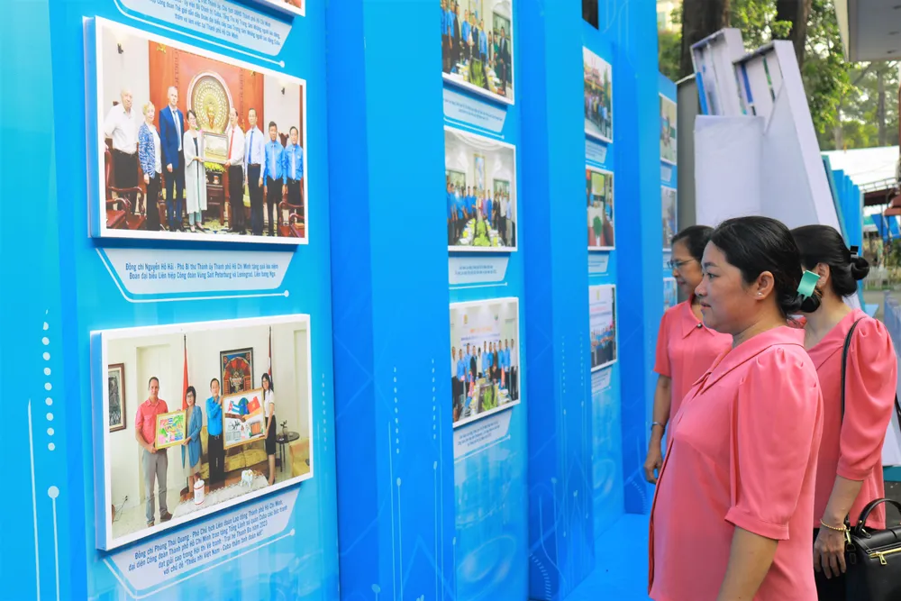 Đông đảo đoàn viên, công nhân, người lao động tham quan triển lãm và Không gian văn hóa Hồ Chí Minh. Ảnh: VÕ THƠ trien-lam-cong-doan-vien-chuc-a7.JPG