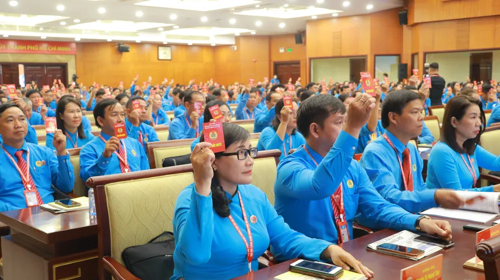 Các đại biểu biểu quyết thông qua chương trình Đại hội. Ảnh: VÕ THƠ dai-hoi-cong-daon-tp.hcm.JPG