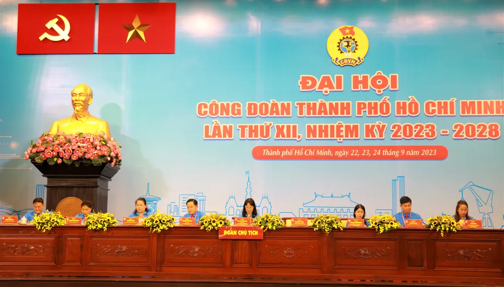 Đoàn Chủ tịch tại phiên làm việc đầu tiên. Ảnh: VÕ THƠ dai-hoi-cong-doan-tp.hcm.JPG
