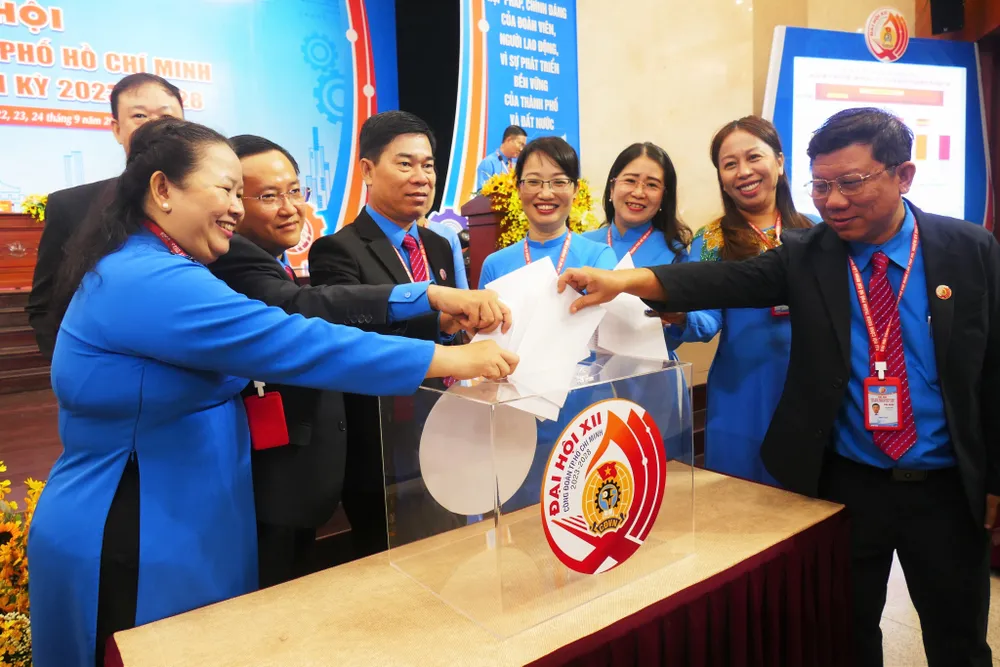 Đoàn Chủ tịch bỏ phiếu bầu Ban chấp hành khóa XII. Ảnh: VÕ THƠ dai-hoi-cong-doan-tp.hcm.jpg