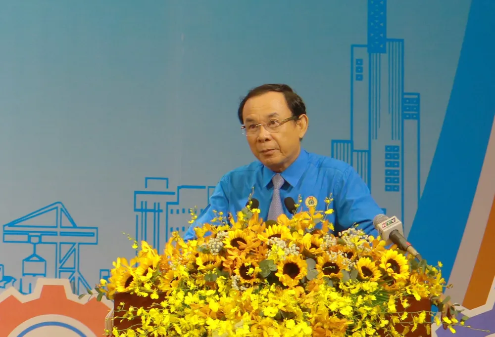 Bí thư Thành ủy TP.HCM Nguyễn Văn Nên gửi lời chúc mừng các đại biểu được tín nhiệm bầu vào Ban Chấp hành LĐLĐ khóa XII. Ảnh: VÕ THƠ be-mac-dai-hoi-cong-doan11.JPG