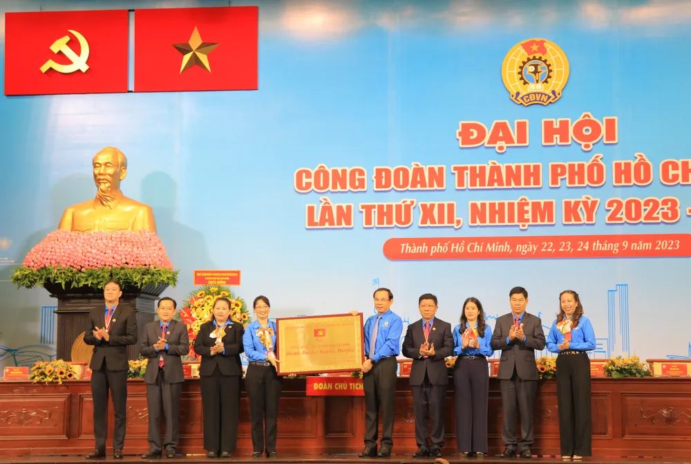 Đoàn Chủ tịch đón nhận Bảng đồng của Ban Chấp hành Đảng bộ TP trao tặng Đại hội. Ảnh: VÕ THƠ be-mac-dai-hoi-cong-doan3-9828-9614-5761.jpg
