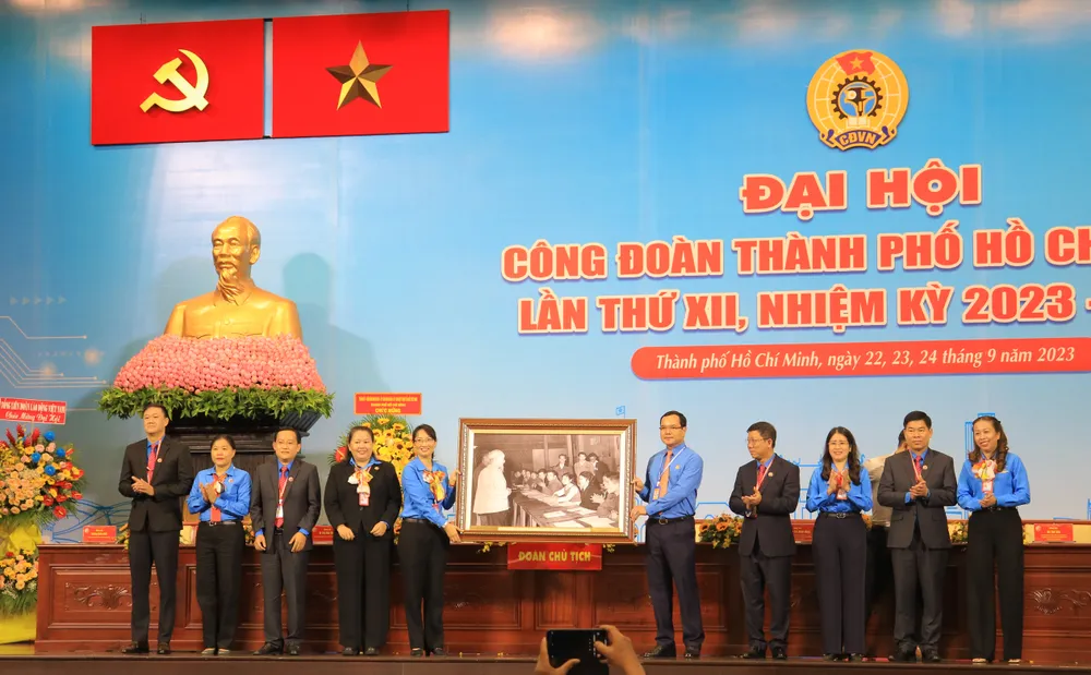 Đoàn Chủ tịch đón nhận bức tranh Bác Hồ, Bác Tôn của Tổng LĐLĐ Việt Nam gửi Đại hội. Ảnh: VÕ THƠ be-mac-dai-hoi-cong-doan7-4784-5335.jpg