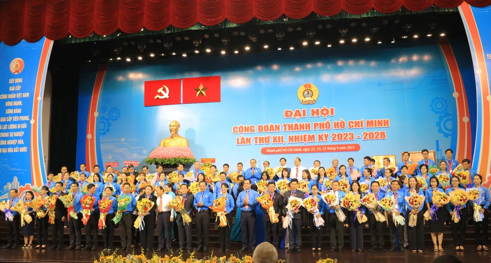 Ban Chấp hành LĐLĐ TP.HCM khóa XII, nhiệm kỳ 2023-2028 ra mắt Đại hội. Ảnh: VÕ THƠ be-mac-dai-hoi-cong-doan9-4873-8316.jpg