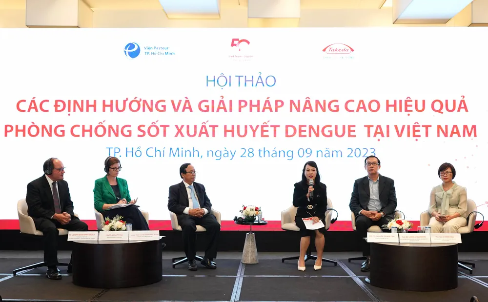 Các chuyên gia tham dự hội thảo trao đổi các giải pháp để phòng ngừa và kiểm soát sốt xuất huyết ở Việt Nam. hoi-thao-sot-xuat-huyet.jpg